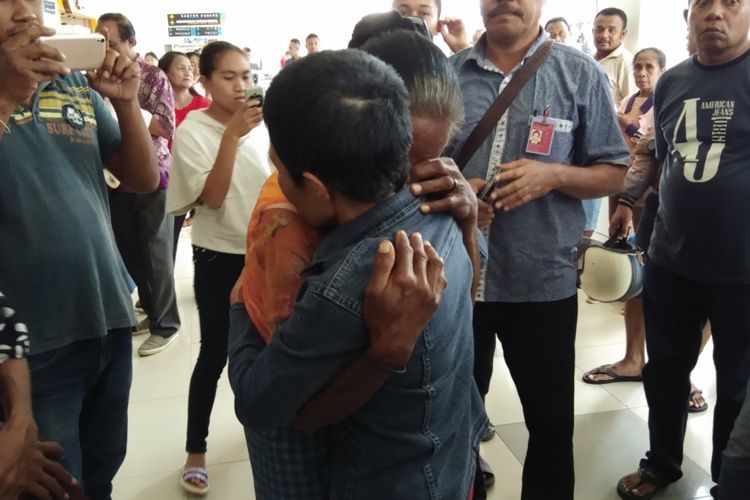 Theresia Sose saat berpelukan dengan anaknya Ida Nahak yang menjadi TKI di Malaysia. Pertemuan haru itu, berlangsung di pintu keluar Bandara El Tari Kupang, Nusa Tenggara Timur (NTT), Jumat (2/3/2018)