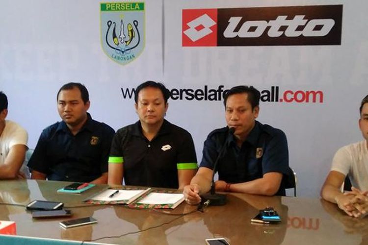 Perwakilan distributor Lotto, pemain, dan manajemen Persela, dalam launching apparel tim, Rabu (1/2/2017).