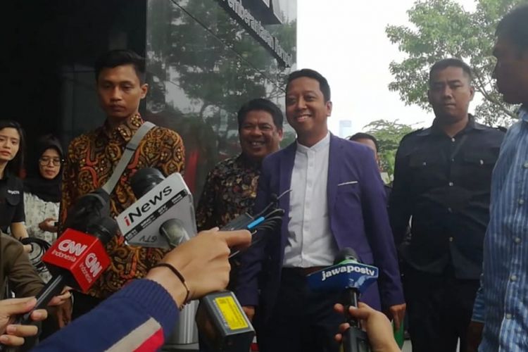 Ketua Umum PPP M Romahurmuziy memenuhi panggilan Komisi Pemberantasan Korupsi (KPK), Kamis (23/8/2018). Ia datang dengan mengenakan kemeja putih dibalut jas berwarna biru sekitar pukul 13.05 WIB. 