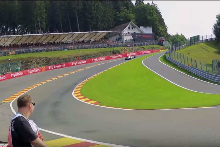 Eau-Rouge, tikungan ikonik di Sirkuit Spa-Francorchamps, Belgia.