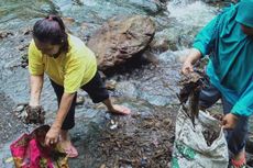 Tak Peduli Kotor, Sejumlah Ibu Bersihkan Sungai Kalibanteng dari Tumpukan Sampah