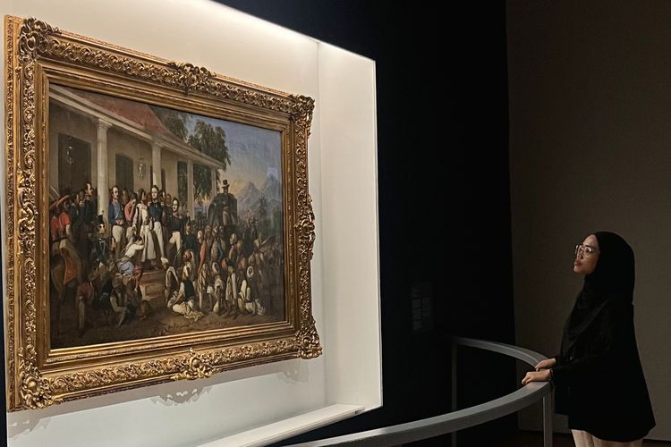 Potret pengunjung melihat lukisan Penangkapan Pangeran Diponegoro karya Raden Saleh di Galeri Nasional Indonesia, Jakarta Pusat, Selasa (9/9/2025). 