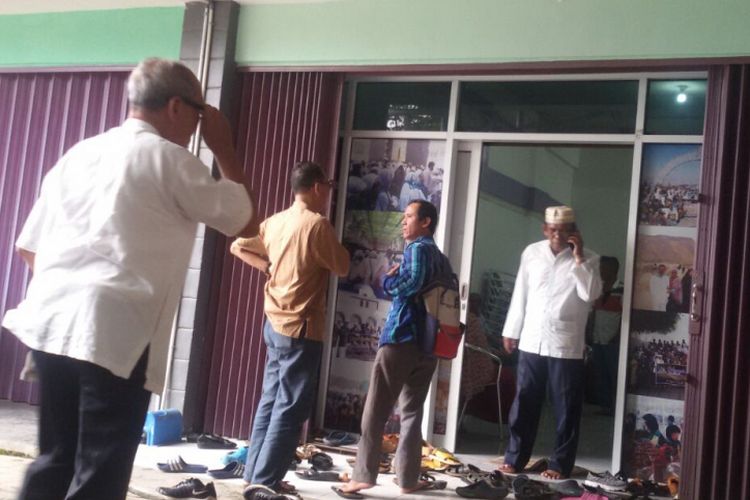 Ratusan jemaah mendatangi kantor travel Hasanah Tours Sriwijaya di Jalan HBR Motik, Kelurahan Karya Baru, Kecamatan Alang-alang Lebar, Palembang, karena gagal berangkat
