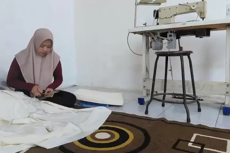 Kena PHK akibat Ketiduran 2 Menit, Ibu Tunggal di Jepara Bangkit Buka Usaha Jahit dan Sembako