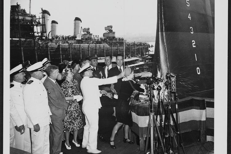 Betty Jane Briscoe memecahkan botol sampanye di atas haluan USS Texas (CGN-39) saat upacara peluncurannya di Newport News, Virginia, pada 9 Agustus 1975.