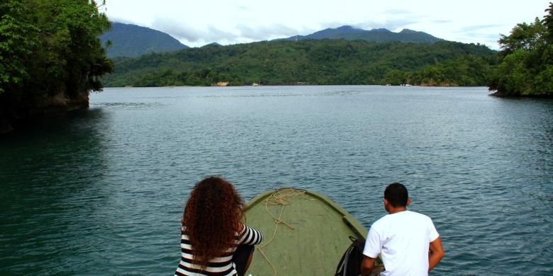 Haluan perahu bermesin tempel mengarahkan tujuan menuju kampung-kampung di Pulau Lembeh yang menyimpan potensi wisata bahari yang tidak kalah indah dan berbiaya murah.