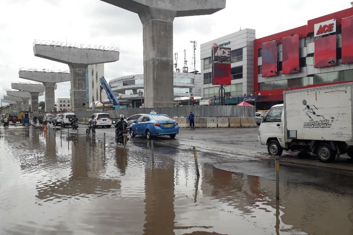 Kondisi Jalan Boulevard Barat Raya, Kelapa Gading, tampak mulai surut setelah terendam banjir, Rabu (30/1/2019).