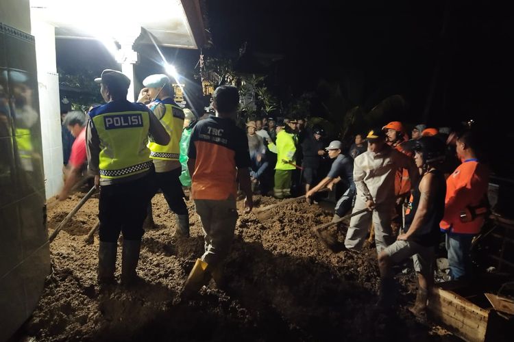 Petugas kepolisian bersama aparat terkait dan warga setempat saat berupaya mengevakuasi dua penghuni rumah yang tertimbun material longsor di Banjar Jehem Kelod, Desa Jehem, Kecamatan Tembuku, Kabupaten Bangli, Provinsi Bali,  pada Kamis (30/11/2023).