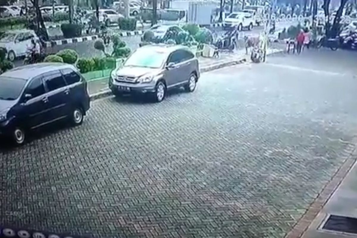 Rekaman CCTV aksi penjambretan di Jalan Tanah Lot, Kalideres, Jakarta Barat