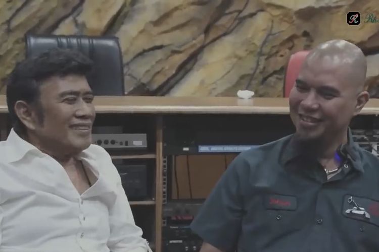 Ahmad Dhani dan Rhoma Irama sedang berbincang. (Bidikan layar YouTube Rhoma Irama). 