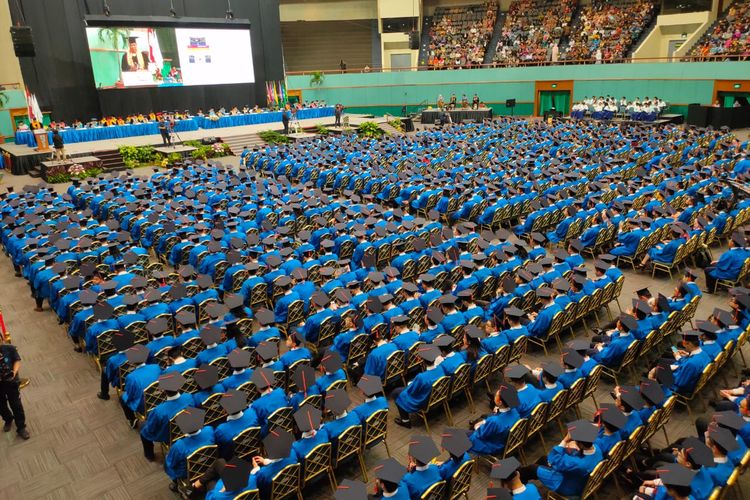 Binus University menggelar wisuda ke-60 dan melepaskan sebanyak 2.381 lulusan di Plenary Hall, Jakarta Convention Cente, Jakarta (6/7/2019).
