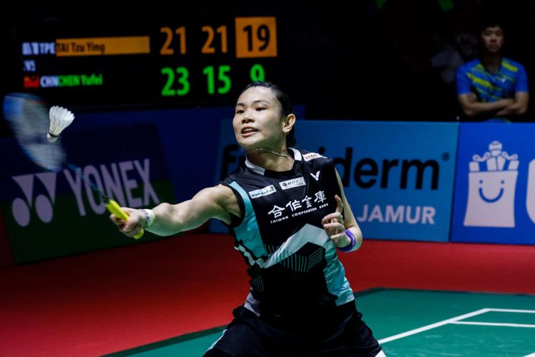 Pebulu tangkis tunggal putri Taiwan, Tai Tzu Ying mengembalikan bola ke arah pasangan asal Cina, Chen Yufei dalam partai final Indonesia Open 2018 di Istora Senayan, Jakarta, Minggu (8/7/2018). Pebulu tangkis tunggal putri Taiwan Tai Tzu Ying menang dengan skor 21-23, 21-15 dan 21-9.