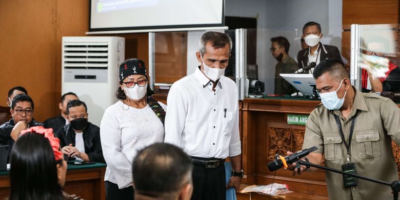 Ayah dan ibunda Nofriansyah Yosua Hutabarat (Brigadir J), Samuel Hutabarat dan Rosti Simanjuntak menjadi saksi sidang pembunuhan anaknya dengan terdakwa Ferdy Sambo dan Putri Candrawathi di Pengadilan Negeri Jakarta Selatan, Selasa (1/11/2022). Agenda persidangan pemeriksaan saksi-saksi.
