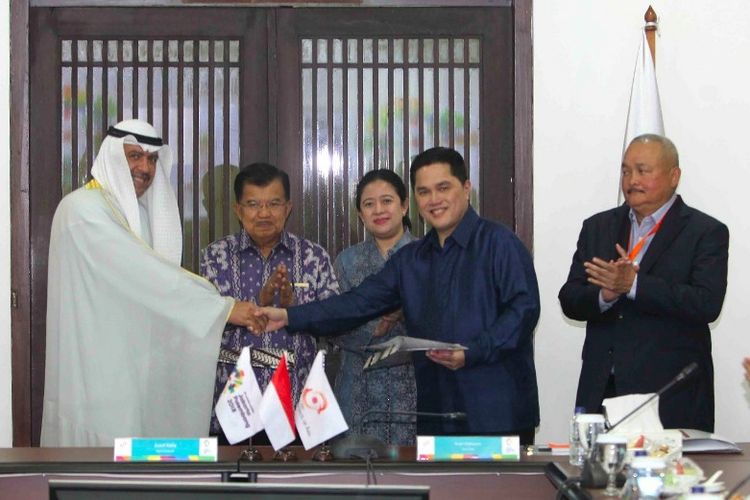 

Penandatanganan HCC terbaru oleh Presiden OCA, Sheikh Ahmad Al Fahad Al Sabah dengan Gubernur Sumatera Selatan, Alex Noerdin, dan Erick Thohir sebagai representasi INASGOC serta Komite Olimpiade Indonesia (KOI) di Kantor INASGOC, Wisma Serbaguna, Senayan, Minggu (15/10/2017) yang disaksikan Wakil Presiden RI, Jusuf Kalla (Ketua Pengarah Asian Games 2018), Menteri Koordinator Pembangunan Manusia dan Kebudayaan, Puan Maharani.