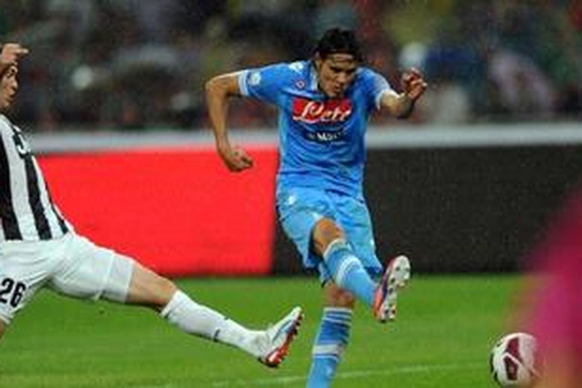 Striker Napoli, Edinson Cavani (biru) melepaskan tendangan yang merobek gawang Juventus pada final Piala Super Italia di Stadion Nasional Beijing, Sabtu (11/8/2012). Sayangnya, Napoli harus menyerah 2-4 dari Juventus lewat perpanjangan waktu.