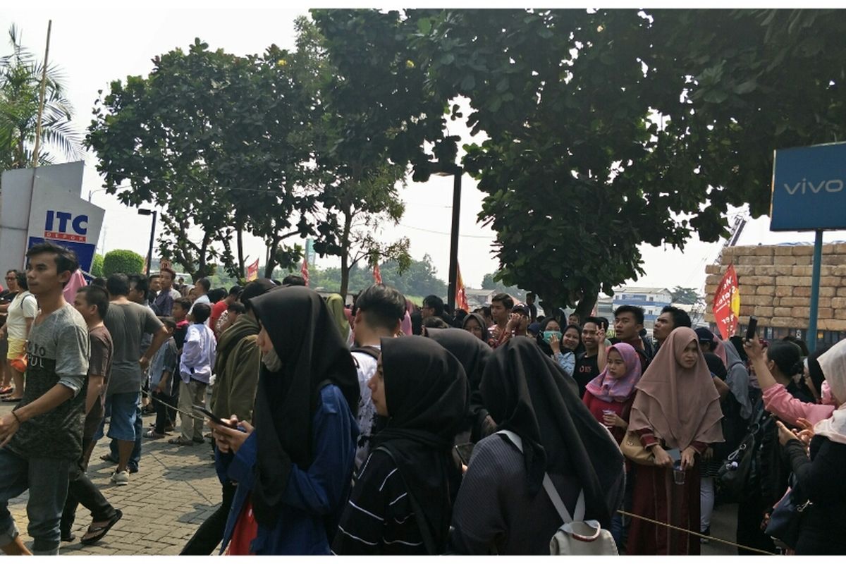 Pengunjung ITC Depok, Margonda, Depok berhamburan, Jumat (28/6/2019).