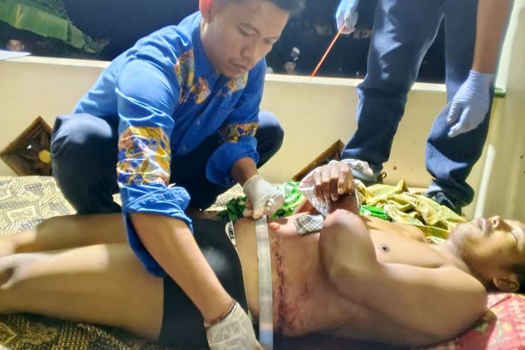 Korban pembacokan mengalami luka serius di bagian perut dan jari kiri, Kamis (24/7/2025)