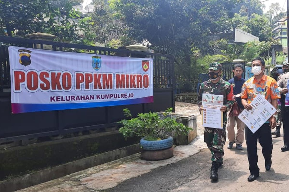The officers conduct door-to-door socialization of 5M in Kumpulrejo Village.