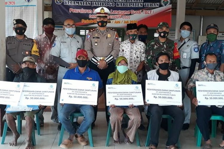 Para ahli waris atau keluarga korban meninggal dunia akibat kecelakaan maut di jalur pantura Tuban, Jawa Timur, saat menerima santunan dari jasa raharja di Balai Desa Dingil, Kecamatan Jatirogo, Tuban. Senin (7/9/2020) 