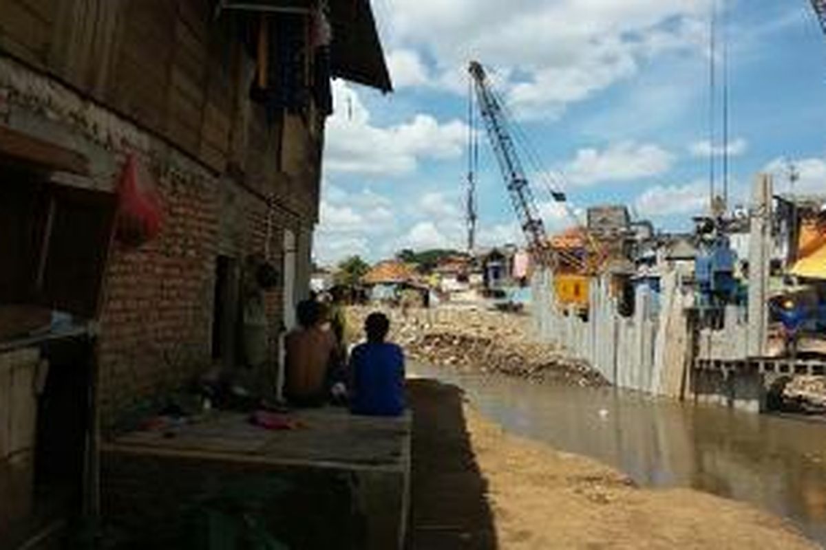 Suasana pemukiman di sekitar bantaran Kali Ciliwung, Jakarta pada Rabu (23/12/2015)