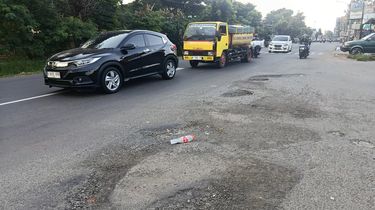 Baru Ditambal, Jalan HM Joyo Martono Bekasi Kembali Berlubang Jelang Mudik Lebaran