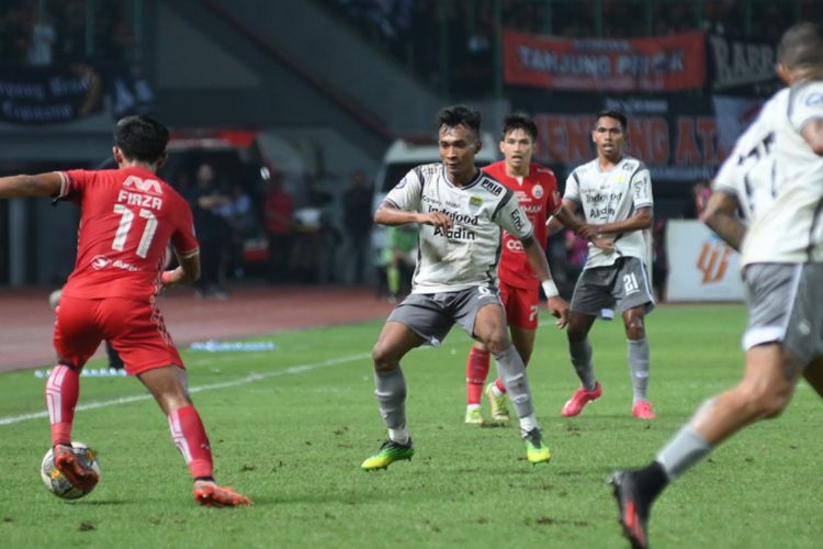 Suasana pertandingan Persija vs Persib dalam pekan tunda pekan ke-28 Liga 1 2022-2023 di Stadion Patriot Candrabhaga, Bekasi, Jawa Barat, pada Jumat (31/3/2023) malam WIB.