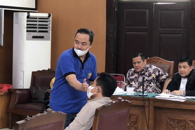 Seorang tahanan di Rumah Tahanan Negara (Rutan) Badan Reserse Kriminal (Bareskrim) Polri bernama Dedi Wahyudi memperagakan cara Irjen Napoleon Bonaparte melumurkan kotoran manusia ke Muhammad Kosman alias M Kece. Dedi dihadirkan jaksa penuntut umum (JPU) Kejaksaan Negeri Jakarta Selatan sebagai saksi untuk terdakwa kasus dugaan penganiayaan terhadap M Kece, Irjen Napoleon Bonaparte, Kamis (14/7/2022).