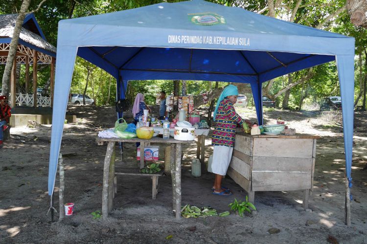 Warga lokal yang sedang berjualan di Tanjung Waka salah satu destinasi wisata yang ada di Desa Fatkayon, Kecamatan Sulabesi Timur, Pulau Sulabesi, Kepulauan Sula, Maluku Utara, Jumat (13/4/2018).