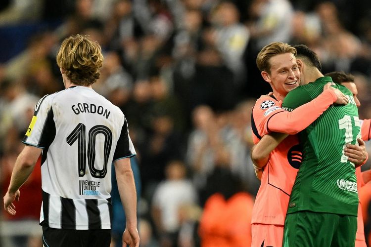 Frenkie de Jong memeluk kiper Joan Garcia setelah Barcelona meraih kemenangan penting di markas Newcastle United pada laga lanjutan Liga Champions. Bertanding di Stadion St James? Park, Jumat (19/9/2025) dini hari WIB, tim tamu menang 2-1 berkat dua gol Marcus Rashford.