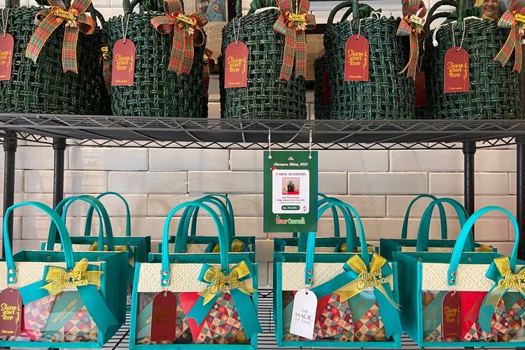 Pilihan hampers Natal Diah Cookies Kampung Ketandan Surabaya.