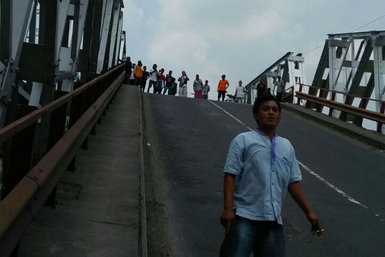 Jembatan nasional Babat-Widang yang menghubungkan Kabupaten Lamongan dan Kabupaten Tuban, Jawa Timur, ambruk, Selasa (17/4/2018) sekitar pukul 10.50 WIB. Tiga truk dan satu motor terjun ke Sungai Bengawan Solo akibat ambruknya jembatan. Dua korban untuk sementara dilaporkan tewas.