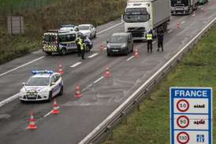 Polisi Perancis memeriksa kendaraan bermotor yang masuk dari wilayah Belgia.