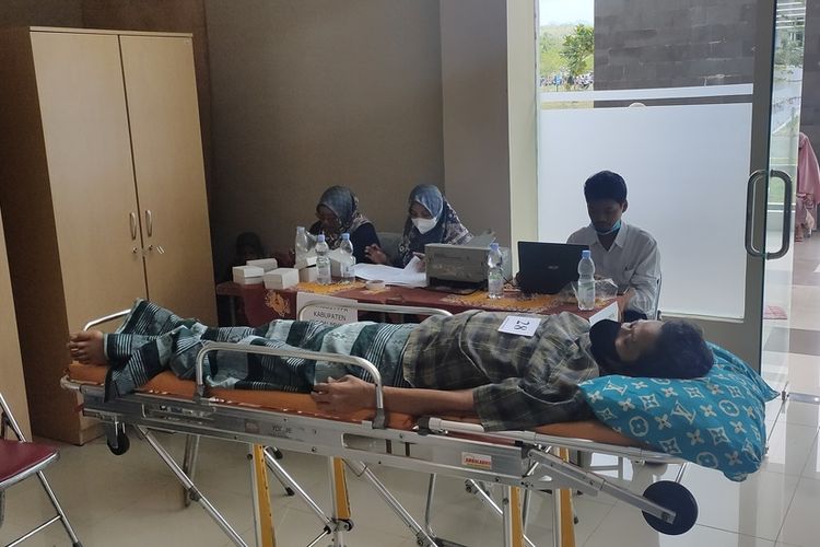 Tukijan hanya bisa berbaring selama kegiatan Jaminan Kesehatan Khusus di Asrama RSUD Wates, Kabupaten Kulon Progo, Daerah Istimewa Yogyakarta.