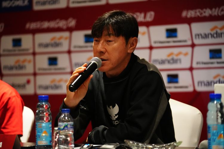 Pelatih timnas Indonesia, Shin Tae-yong, saat sesi jumpa pers menjelang duel melawan Tanzania dalam laga uji coba.