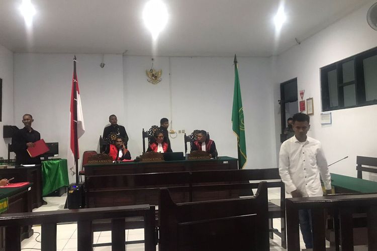 Terdakwa Syamsudin Silawane meninggalkan ruang sidang usai divonis selama 6 tahun penjara oleh majelis hakim di Pengadilan Negeri Ambon, Selasa (7/11/2023).
