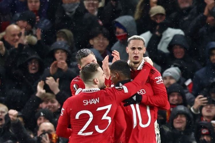 Pemain Man United, Antony, saat berselebrasi bersama rekan setimnya usai mencetak gol dalam laga kontra Real Betis pada leg pertama Liga Europa 2022-2023. Laga Man United vs Real Betis digelar di Stadion Old Trafford pada Jumat (10/3/2023). Selanjutnya, Man United akan meneruskan perjuangan dengan melawan Southampton pada pekan ke-27 Liga Inggris. Laga Man United vs Southampton dijadwalkan berlangsung di Stadion Old Trafford pada Minggu (12/3/2023) malam WIB. (Foto oleh DARREN STAPLES / AFP)