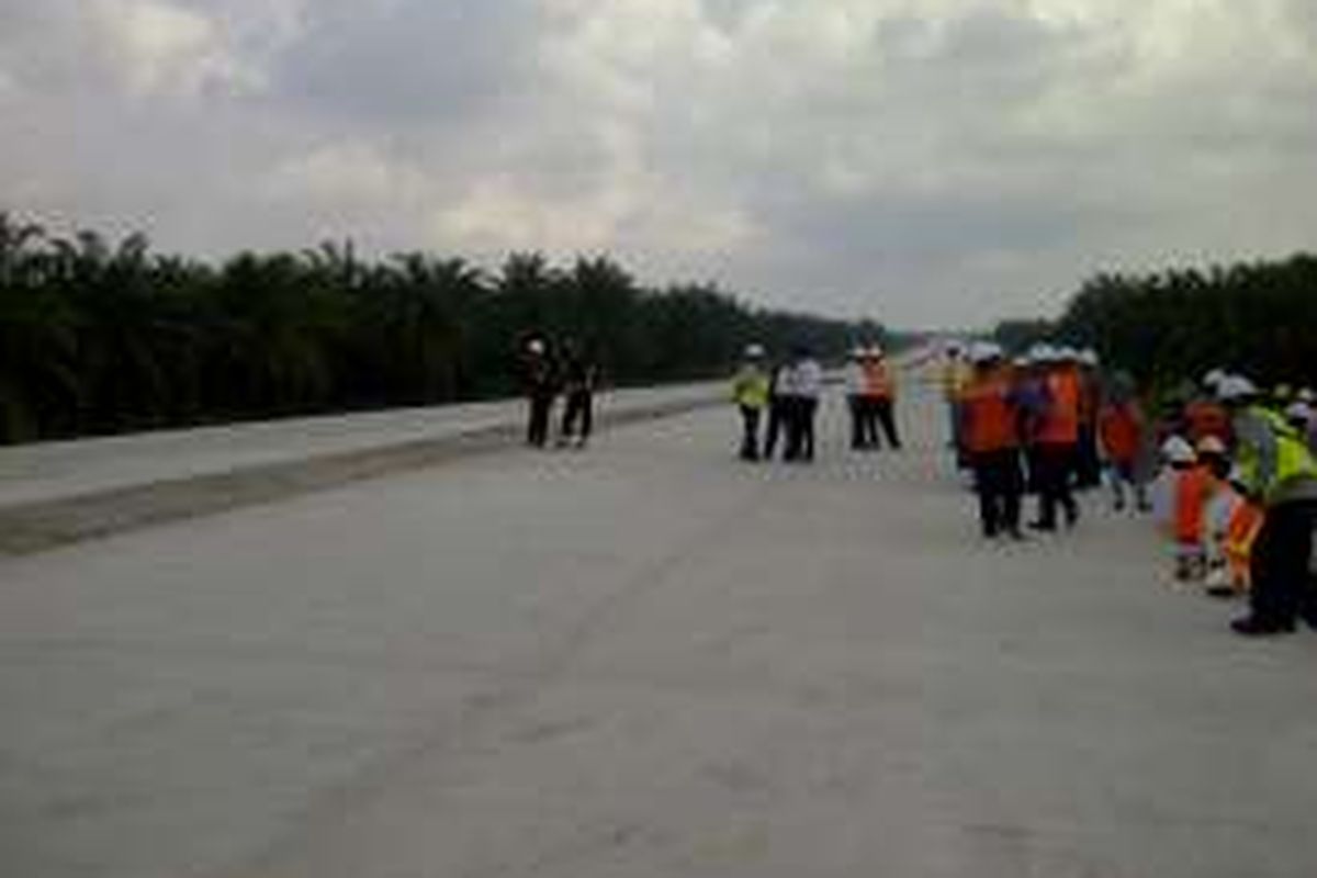 Para pekerja menunggu kedatangan Presiden Joko Widodo di proyek tol Medan-Kualanamu, Rabu (2/3/2016).