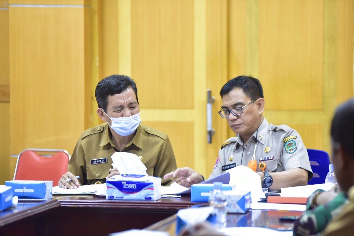 Sekretaris Daerah (Sekda) Luwu Utara Armiadi saat memimpin Rapat Koordinasi Pembangunan Huntap di Ruang Rapat Sekda Luwu Utara.