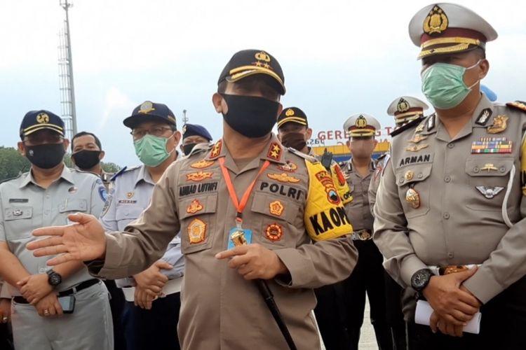 Kapolda Jateng Irjen Ahmad Luthfi saat melakukan pengecekan Pos Pengamanan di Tol Kalikangkung Semarang, Sabtu (30/5/2020)