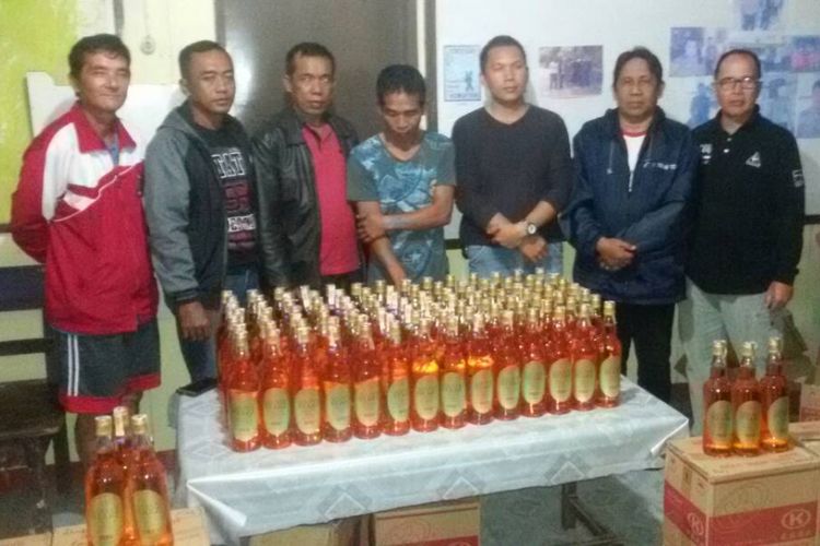Ratusan botol miras ilegal dari Malaysia yang diamankan Kepolisian Sektor Krayan. Ratusan botol miras ilegal tersebut milik salah satu guru di Krayan yang diperjualbelikan kepada pemuda di wilayah perbatasan.
