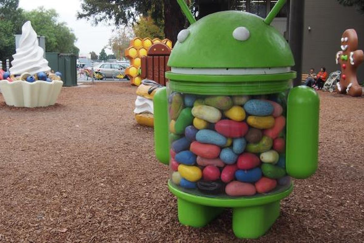 Patung robot hijau berisi Jelly Bean ini berdiri tegak di salah satu bagian Android Lawn di kantor Google