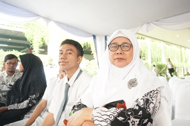 Sri Cahyaningsih, guru SLB B Santi Rama Jakarta bersama muridnya saat mengikuti Upacara Hari Guru Nasional 2019 di Kementerian Pendidikan dan Kebudayaan, Jakarta, Senin (25/11/2019). Sri sudah mengabdi sebagai guru SLB sejak tahun 1980.