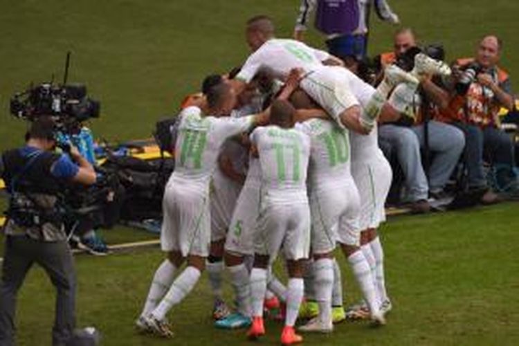 Pemain Aljazair merayakan gol saat melawan Korea Selatan dalam laga Grup H Piala Dunia di Beira-Rio Stadium di Porto Alegre, Senin (23/6/2014). Ajazair menang 4-2. 