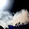 Saat Suporter Bola Mengamuk di Kandang Singo Edan, Polisi Lepas Tembakan Gas Air Mata hingga Nyawa Berjatuhan