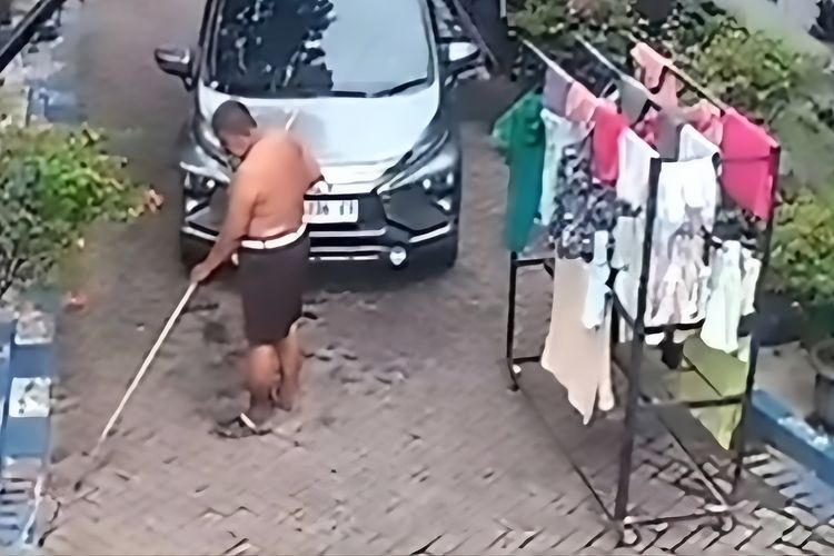 Berdalih Untuk Keselamatan Cucu, Seorang Kakek Tutup Sebagian Jalan Perumahan Sidokare