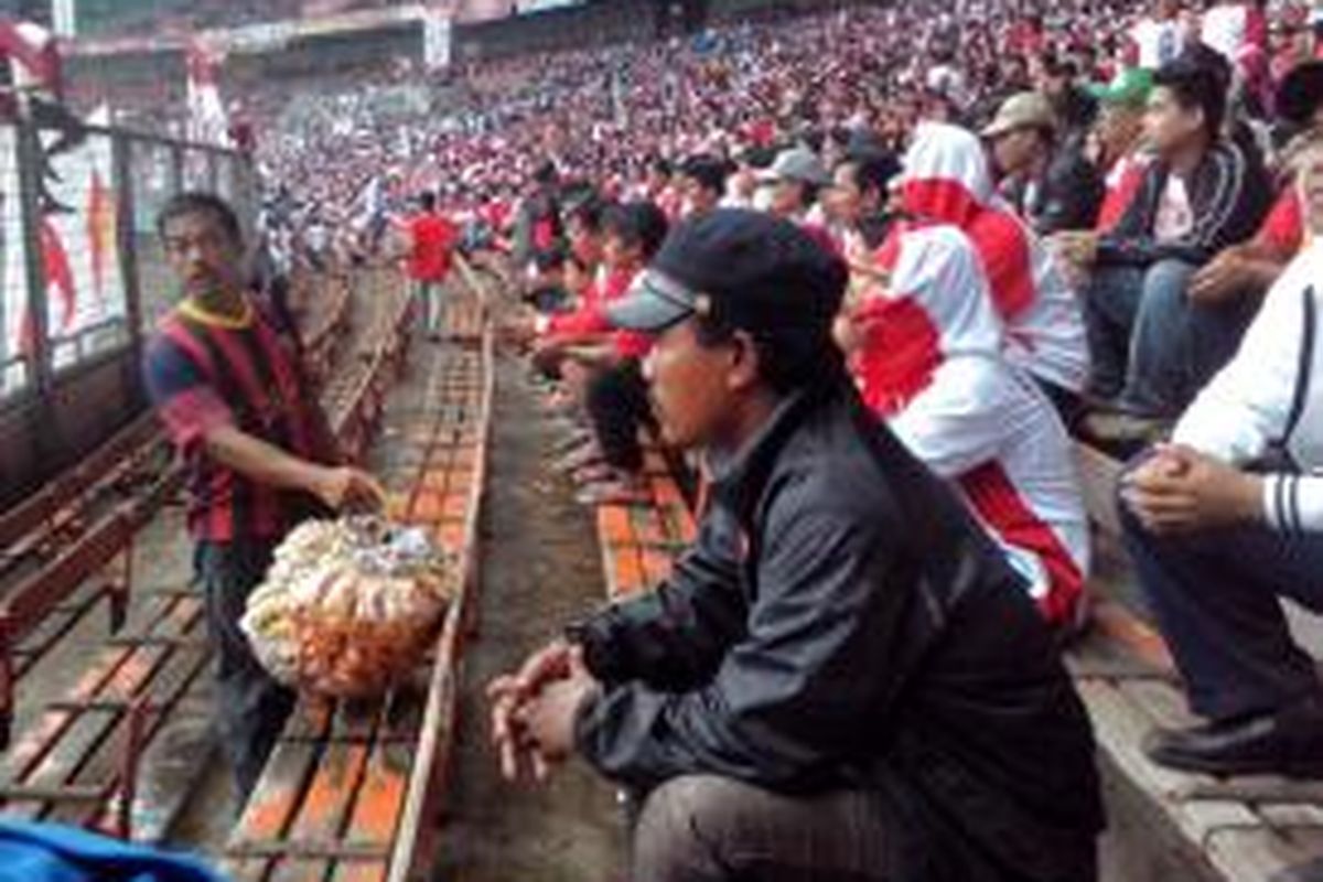 Pedagang Asongan yang berjualan dalam kampanye Partai Gerindra di Gelora Bung Karno pada Minggu (23/03/2014)