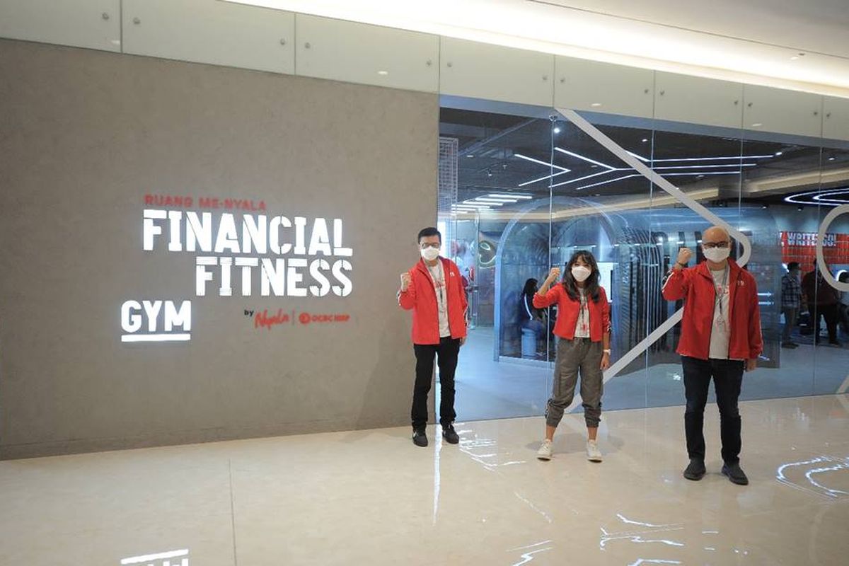 Andrae Krishnawan selaku Direktur Bank OCBC NISP (kiri), Jenny Hartanto selaku National Network Head Bank OCBC NISP (tengah) dan Ka Jit selaku Direktur Bank OCBC NISP (kanan) hadir dalam peluncuran Financial Fitness Gym dari Nyala OCBC NISP di Surabaya pada Jumat (10/12/2021). 