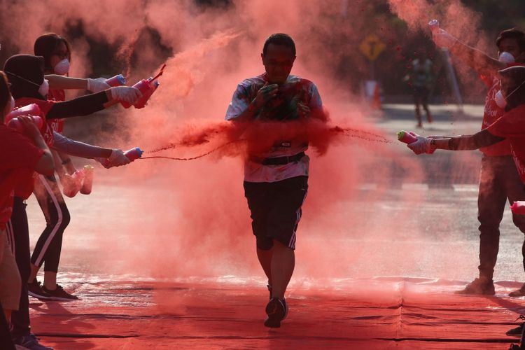 Peserta mengikuti The Color Run 5K CIMB Niaga di kawasan Stadion Utama Gelora Bung Karno, Jakarta, Minggu (16/9/2018). Mengusung tema Hero Tour, ajang lari ini diikuti 13.000 peserta.