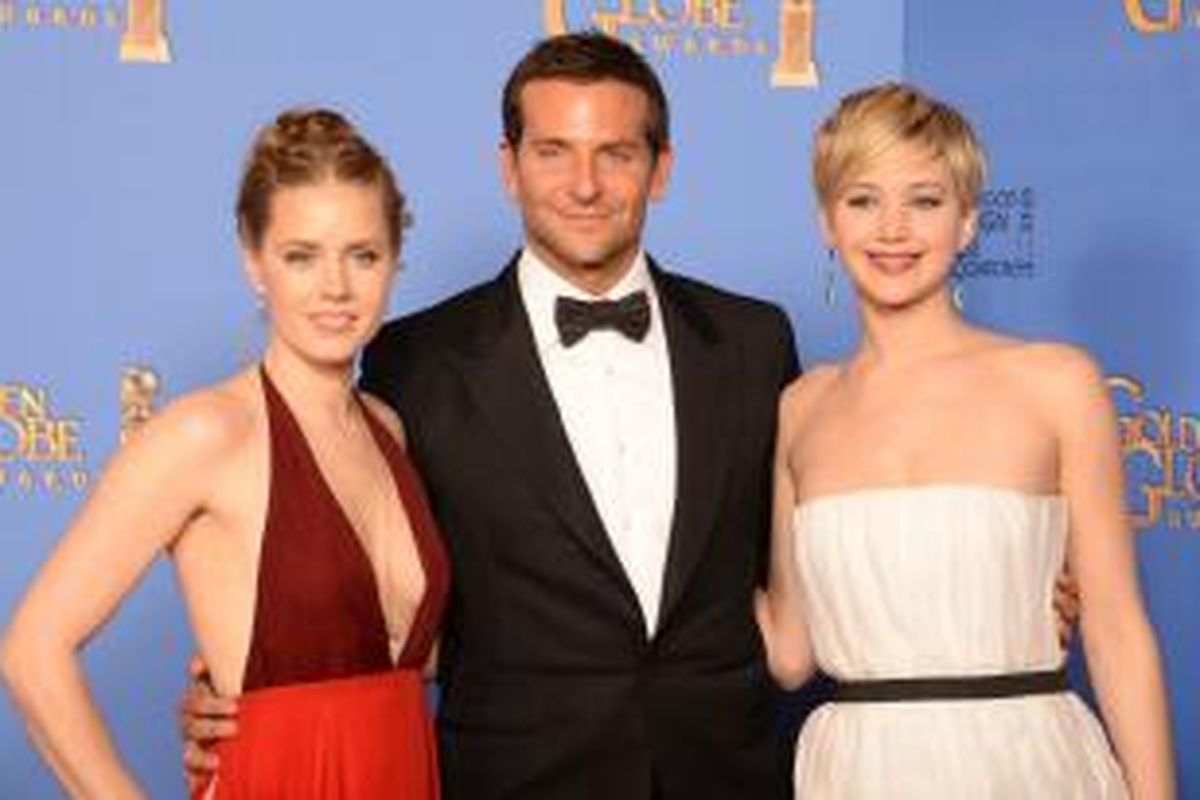 Amy Adams, Bradley Cooper, dan Jennifer Lawrence (dari kiri ke kanan) hadir dalam Golden Globe Awards 2014 di The Beverly Hilton, Beverly Hills, California, AS, 12 Januari 2014 waktu setempat. Film yang mereka bintangi, American Hustle, meraih Best Motion Picture-Musical or Comedy, sementara Adams dan Lawrence masing-masing meraih Best Actress dan Best Supporting Actress. 