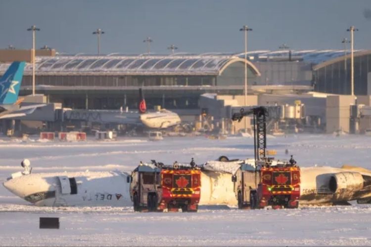 Pesawat Delta Airlines kecelakaan dan terbalik di bandara Toronto, Kanada, Senin (17/2/2025).